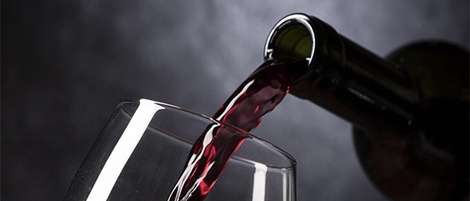 As melhores dicas para abrir o vinho sem o saca-rolhas